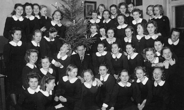 Tartu tütarlaste gümnaasiumi  (TTG)  õpilased, keskel õpetaja Kustas Raud, 1930-1940. Foto Elly Muddas.