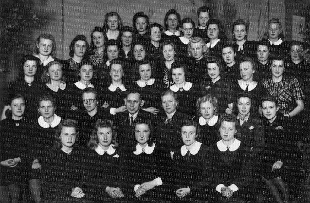 Tartu tütarlaste gümnaasiumi  (TTG)  õpilased, keskel õpetaja Kustas Raud, 1942.  Foto E. Kald.