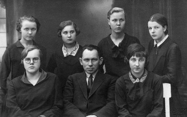 Tartu tütarlaste gümnaasiumi  (TTG)  õpilased, keskel õpetaja Kustas Raud, 1930-1940.  Foto E. Kald.