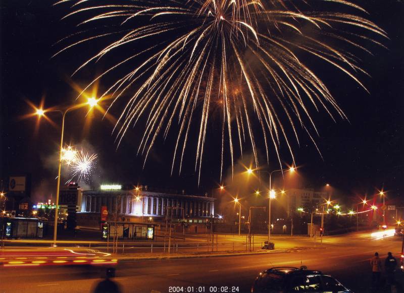 Aastavahetuse ilutulestik Tartu kesklinna kohal, vaade kaubamaja (Riia 2) juurest turuhoone suunas. 1.01.2004