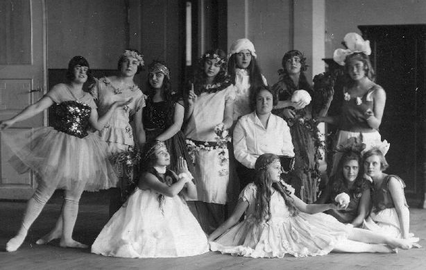 Tartu tütarlaste gümnaasiumi  (TTG)  õpilased näidendikostüümides, 1930-1940.