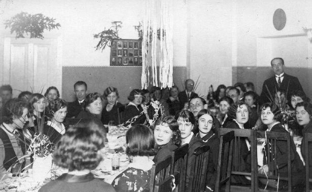Tartu tütarlaste gümnaasiumi  (TTG)  õpilased ja õpetajad peolauas, 1930-1940.
