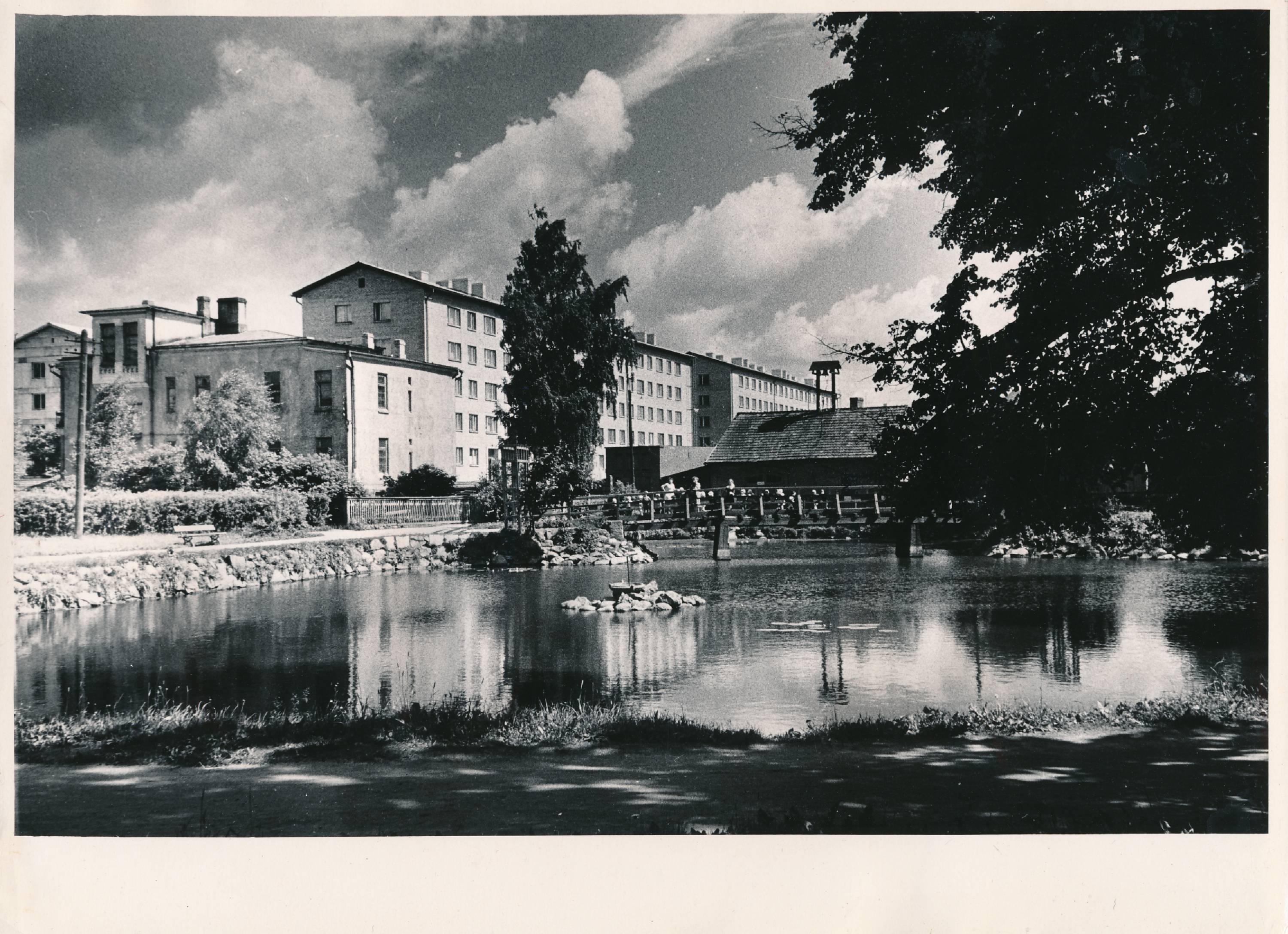 Tartu linnavaade. Uued elamud Tiigi tn, esiplaanil tiik. 1960ndatel.