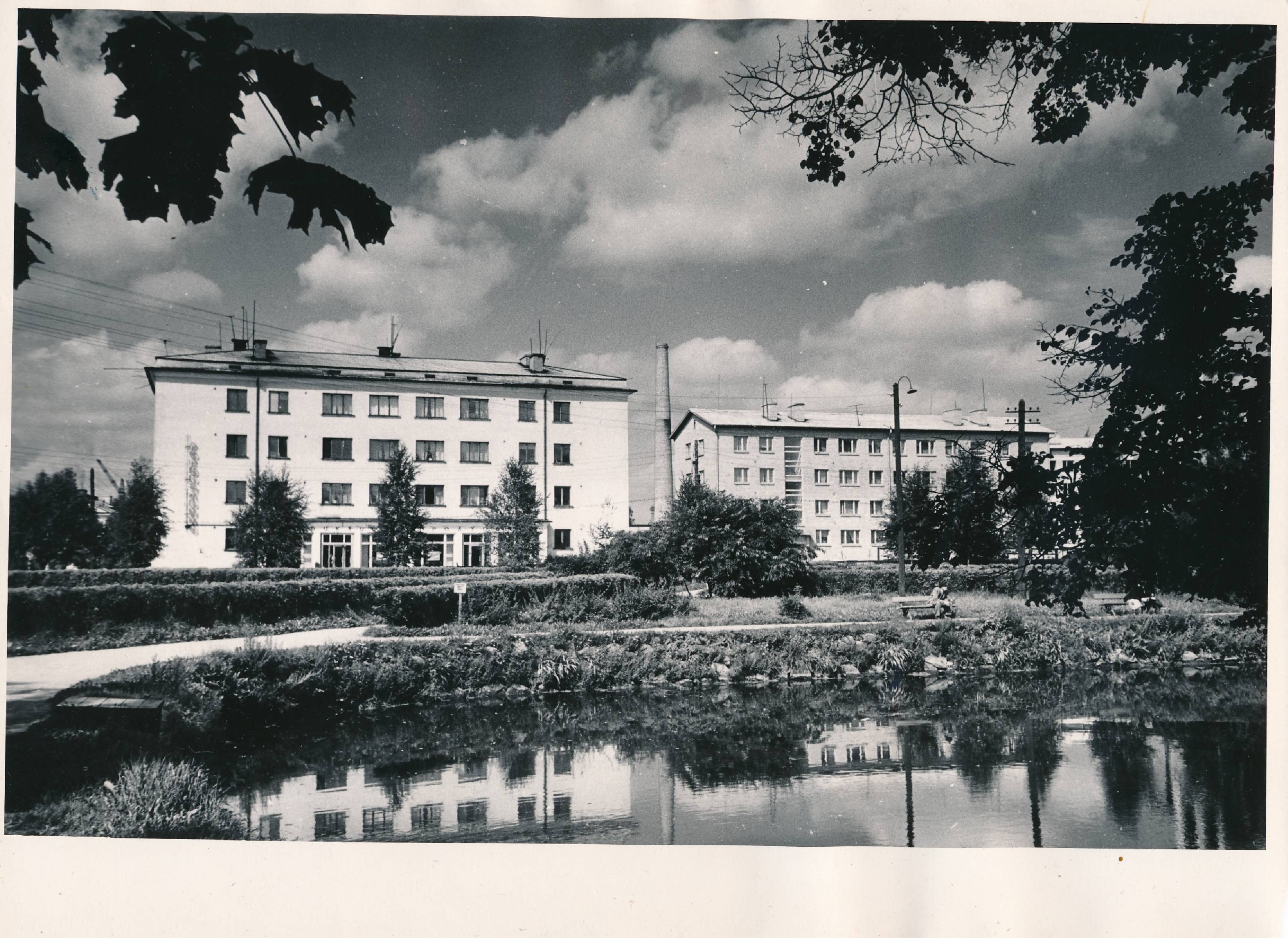 Uued elamud Tiigi tänaval, esiplaanil Vanemuise pargi tiik. Tartu, 1965. Foto K. Raud.