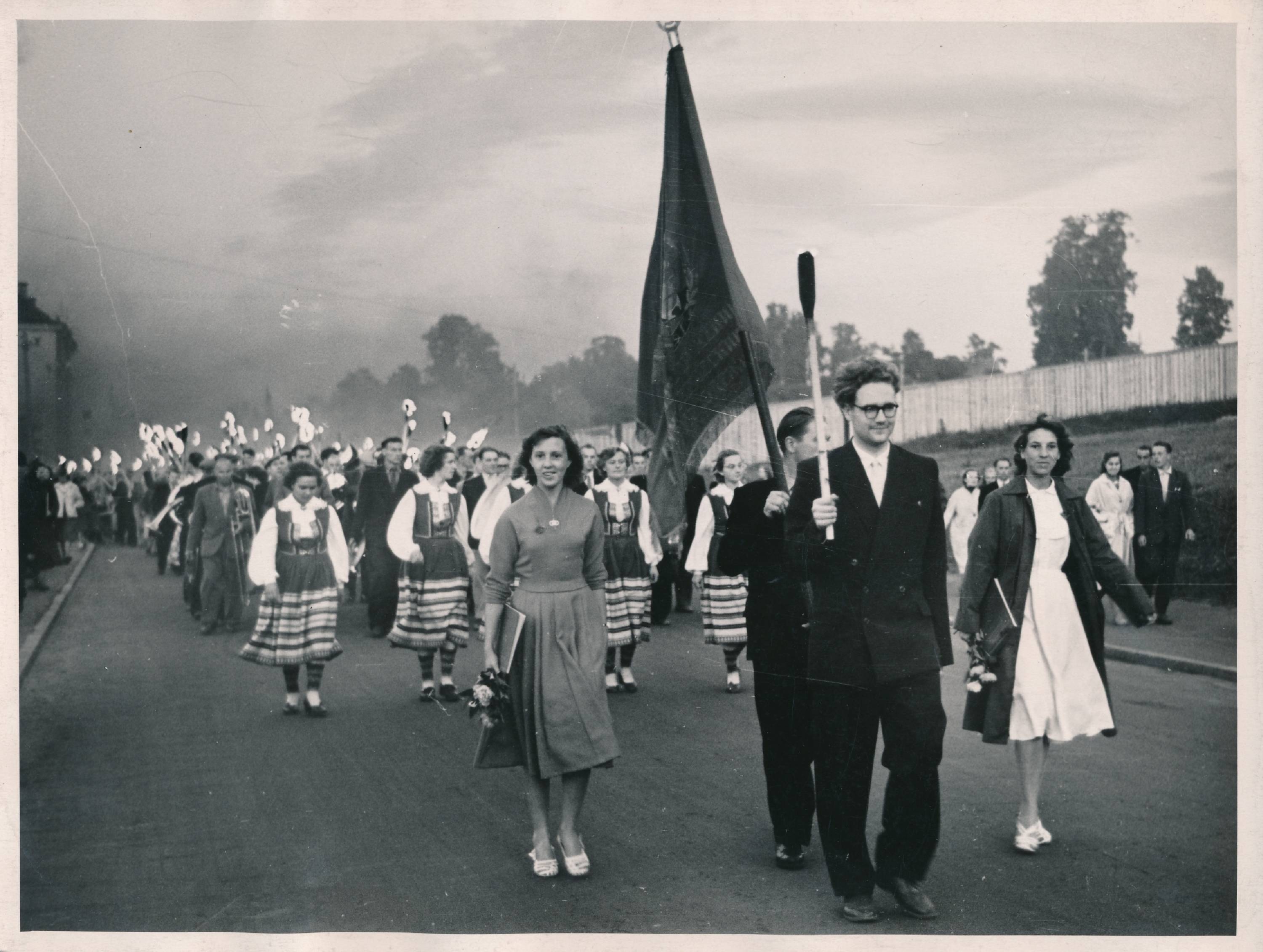 Tartu ülikool. Noorte suvepäevad, rongkäik. 1965. Foto K. Raud.