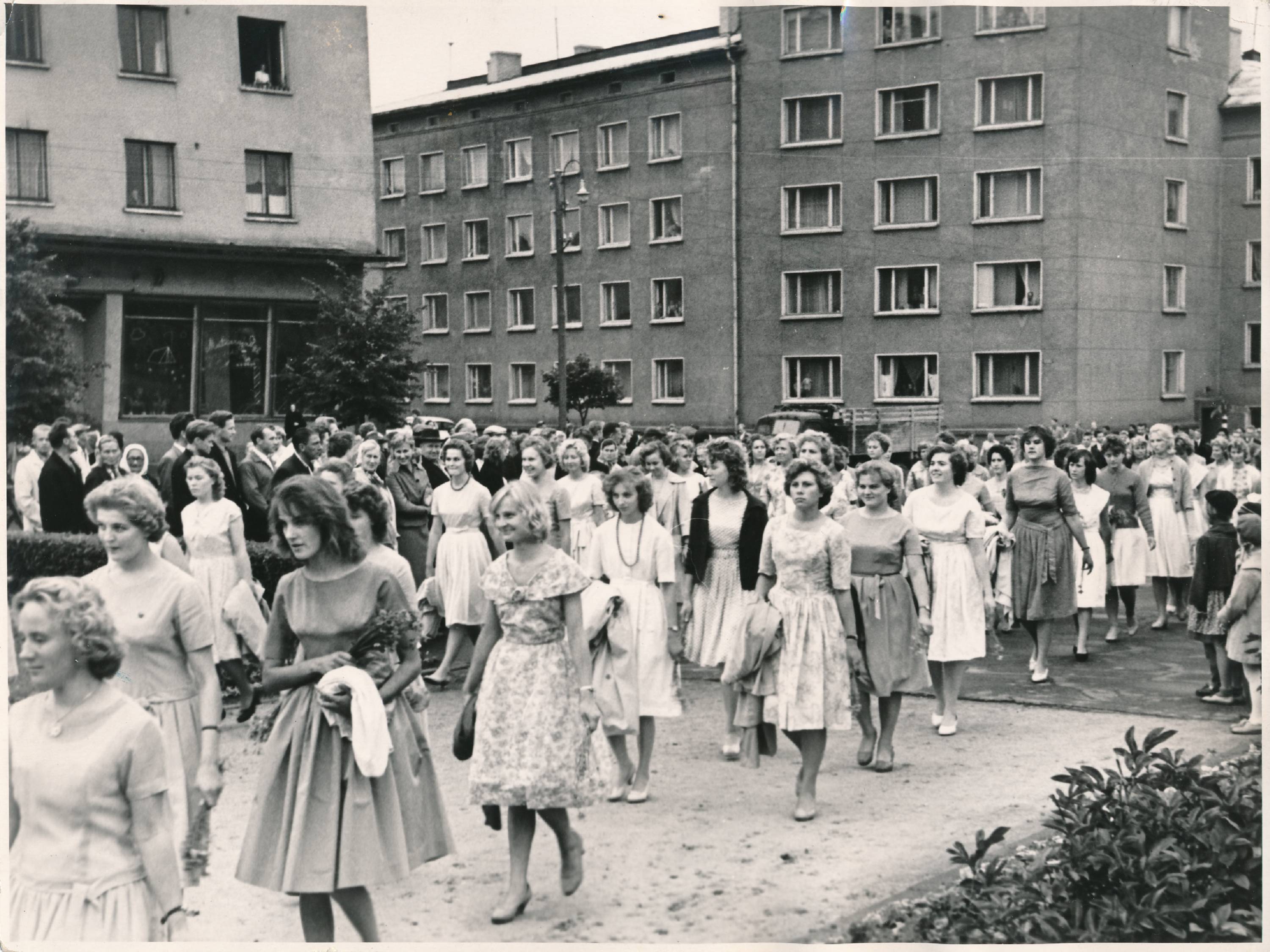 Tartu ülikool. Noorte suvepäevad, rongkäik Riia maanteel. 1965. Foto K. Raud.
