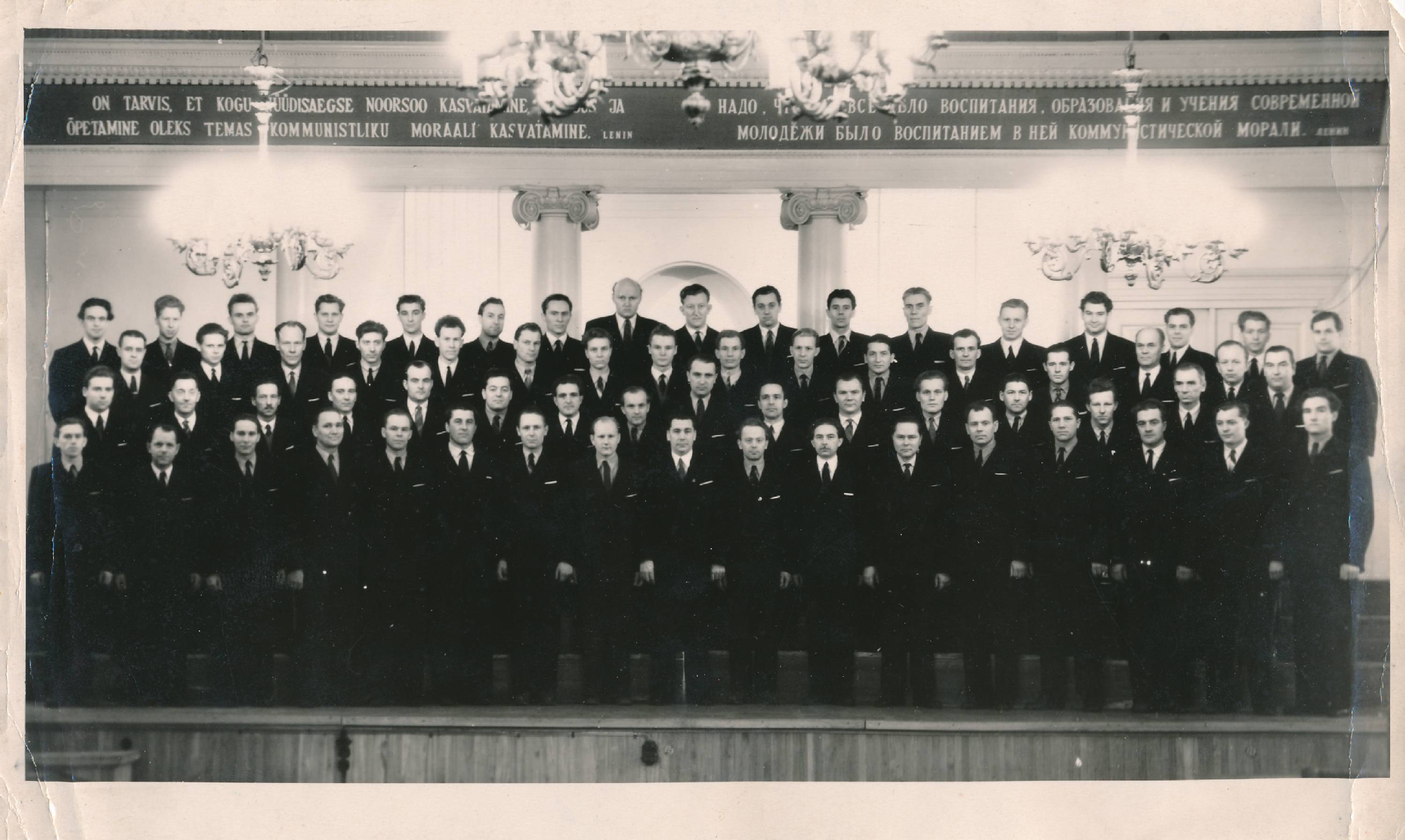 Tartu Aparaaditehas. Tehase meeskoor esineb TRÜ aulas, seinal nõukogulik loosung. 1967