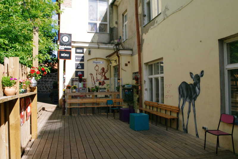 Digifoto. Genialistide klubi (Magasini 5) hoov, grafiti seintel. Tartu, 2017.