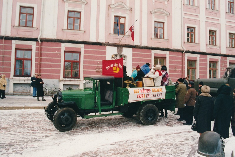Foto. Tartu Linnamuuseumi kolimine Oru tänav 2 majast Katariina majja -  Narva maantee 23.  2001.