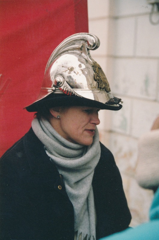 Foto. Tartu Linnamuuseumi kolimine Oru tänav 2 majast Katariina majja -  Narva maantee 23.  2001.