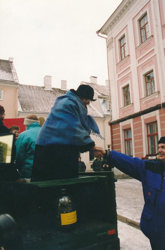 Foto. Tartu Linnamuuseumi kolimine Oru tänav 2 majast Katariina majja -  Narva maantee 23.  2001.
