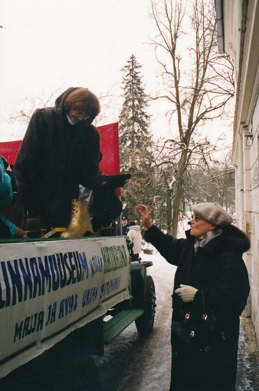 Foto. Tartu Linnamuuseumi kolimine Oru tänav 2 majast Katariina majja -  Narva maantee 23.  2001.