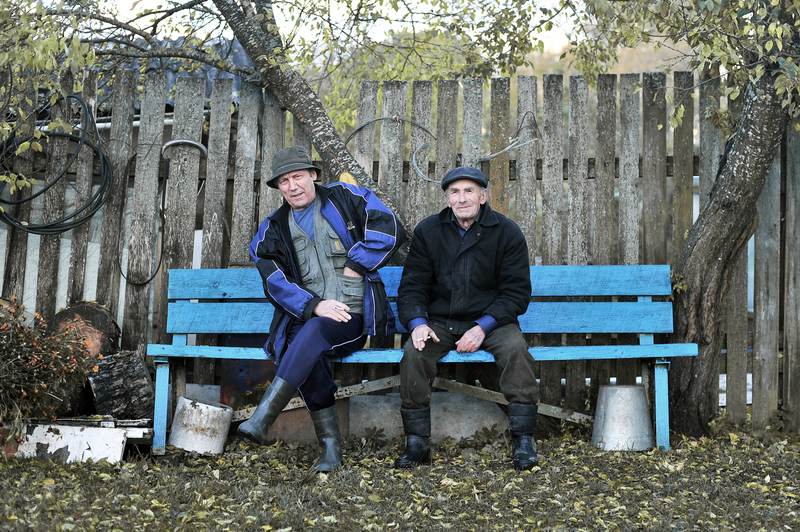 Digifoto. Hiinalinna aiamaad. Foto näituselt "Шанхай, viimane lennuk", 36. stend. Kaks aiapidajat pingil, 2017