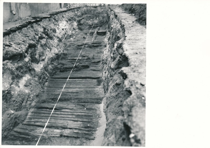 Arheoloogilised kaevamised, arheoloogialeid, puitsillutis. Tartu, 1982.