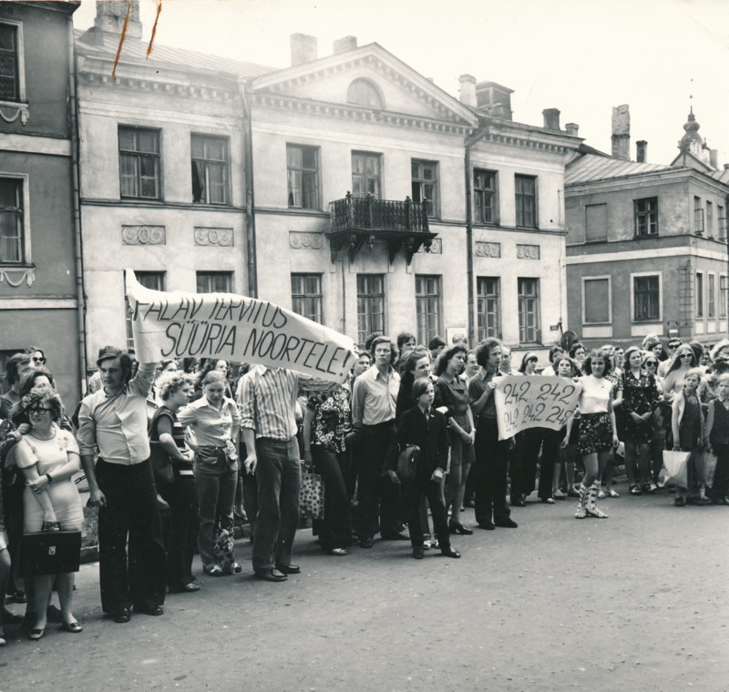 TRÜ üliõpilaste solidaarsusmiiting Süüria noorte toetuseks ülikooli peahoone ees. Loosung: Palav tervitus Süüria noortele! 1975