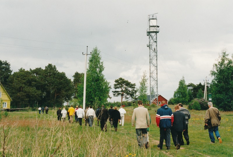 Piirissaare: Tartu maavanem Jaan Õunapuu ja kaaskond tutvuvad saarega. Tartumaa, 1998.