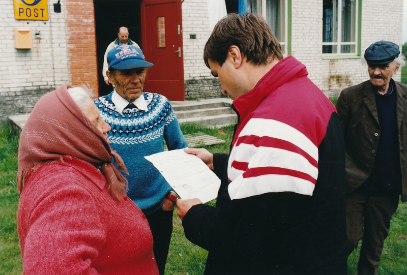 Piirissaare: Tartu maavanem Jaan Õunapuu (paremal) ja külaelanikud postkontori ees. Tartumaa, 1998.