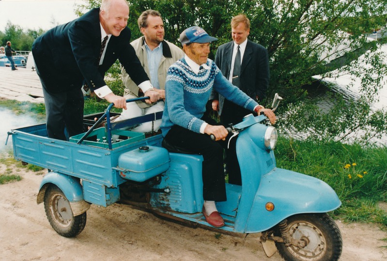 Piirissaare: kohaliku elaniku sõiduk, taga keskel (heledas jopes) Rein Kilk. Tartumaa, 1998.