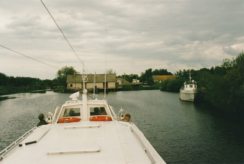 Piirissaare: laevasõit saarele. Tartumaa, 1998.