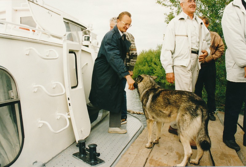 Piirissaare sadam: Tartu maavanem koos kaaskonnaga jõuab saarele. Tartumaa, 1998.