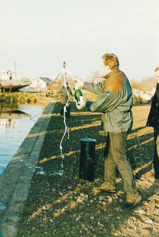 Piirissaare sadam ja kanal. Tartu maavanem Jaan Õunapuu koos kaaskonnaga saarel külas.  Tervituseks? šampanjapudeli avamine. Tartumaa, 1998.