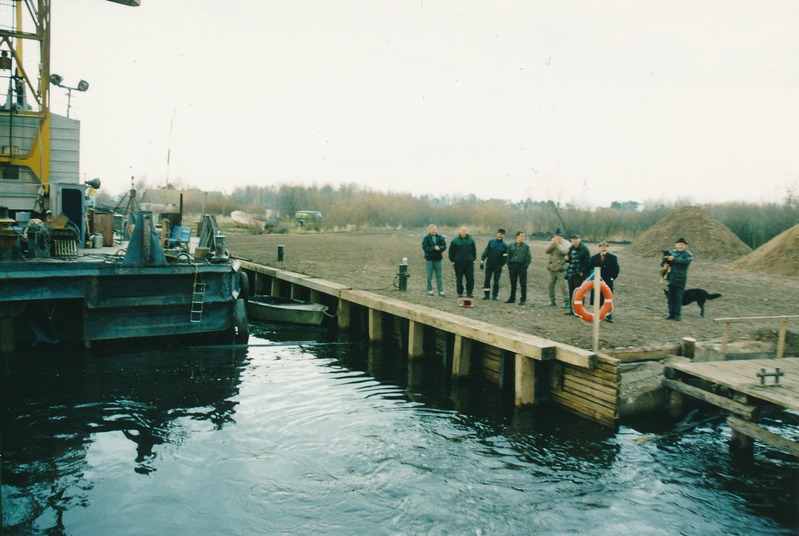 Piirissaare sadam ja kanal: ees kanali süvendaja.  Tartumaa, 1998.