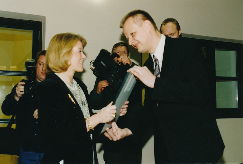 Tartu ülikool, Paabeli keeltemaja avamine. Elisabeth Bonnier ja Jaan Ross. 1998.