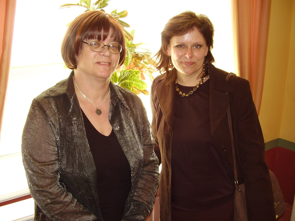 Näitus "Johann Christoph Brotze joonistusi ja käsikirju Eesti- ja Liivimaast". Kuraator Aija Taimina (paremal) ja kujundaja Silja Paris. Tartu, 2006.