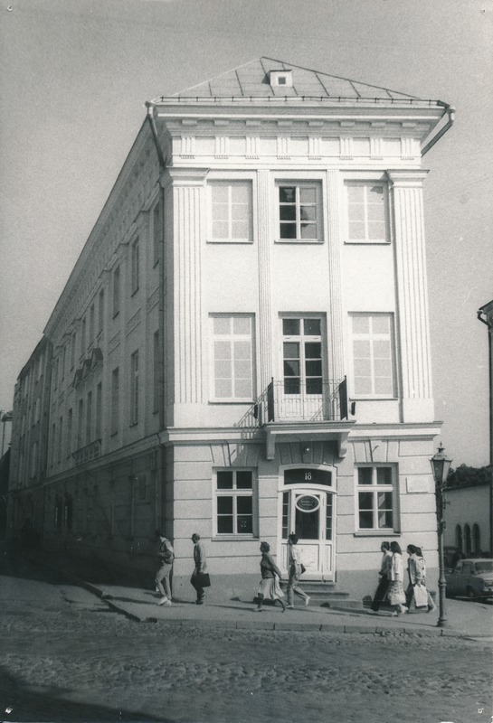 Raekoja plats 18, Kivisilla apteek. Tartu, 1989.