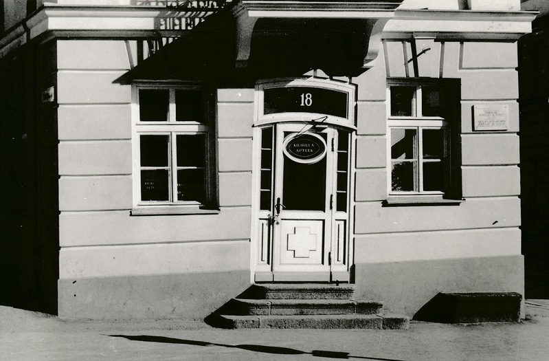Raekoja plats 18, Kivisilla apteek. Tartu, 1989.