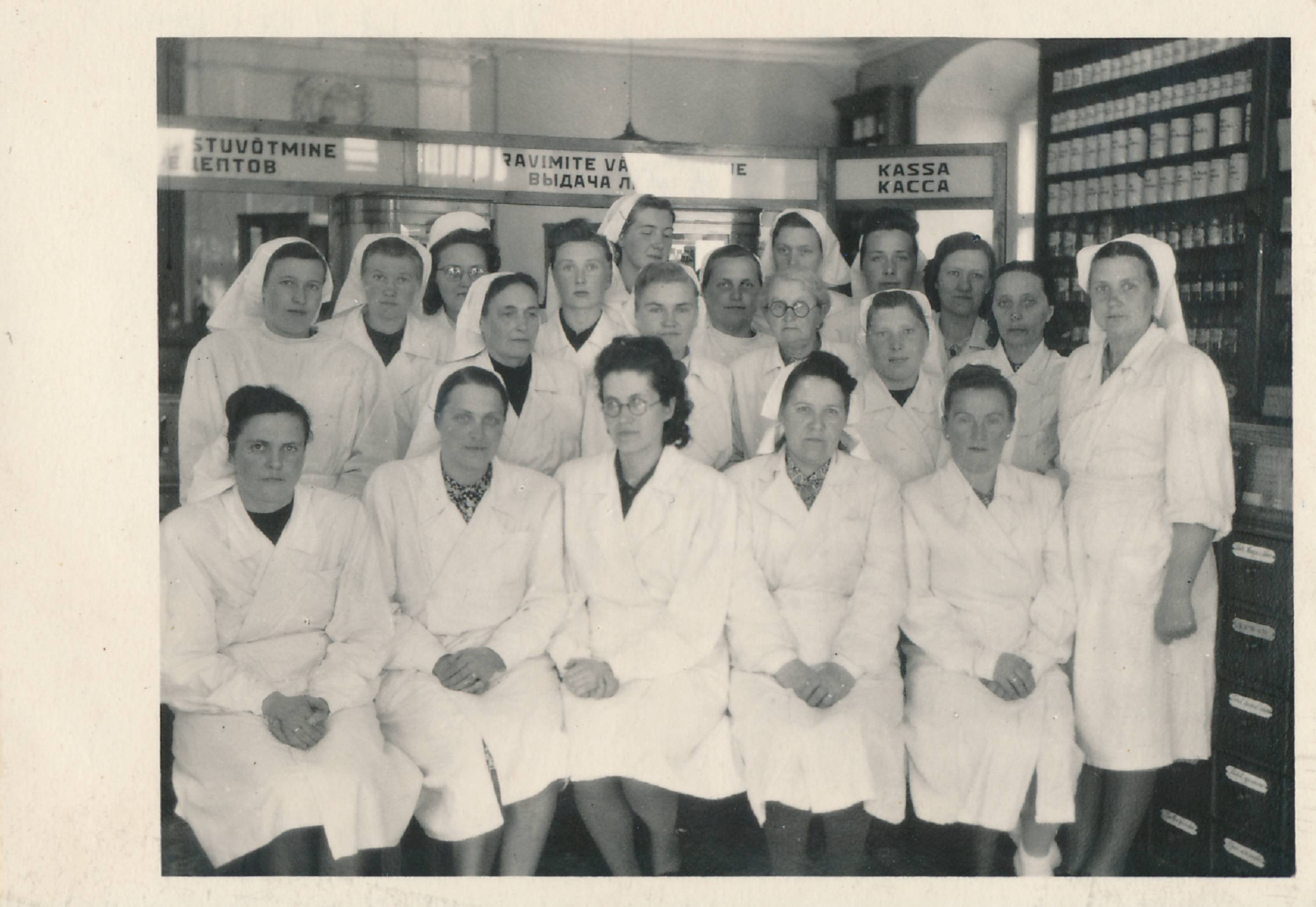 Grupipilt: Kivisilla apteegi töötajad. Tartu, 1950.