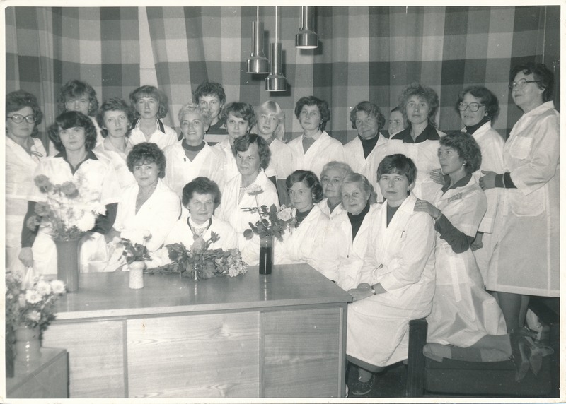 Grupipilt: Kivisilla apteegi töötajad. Tartu, 1970-1980.