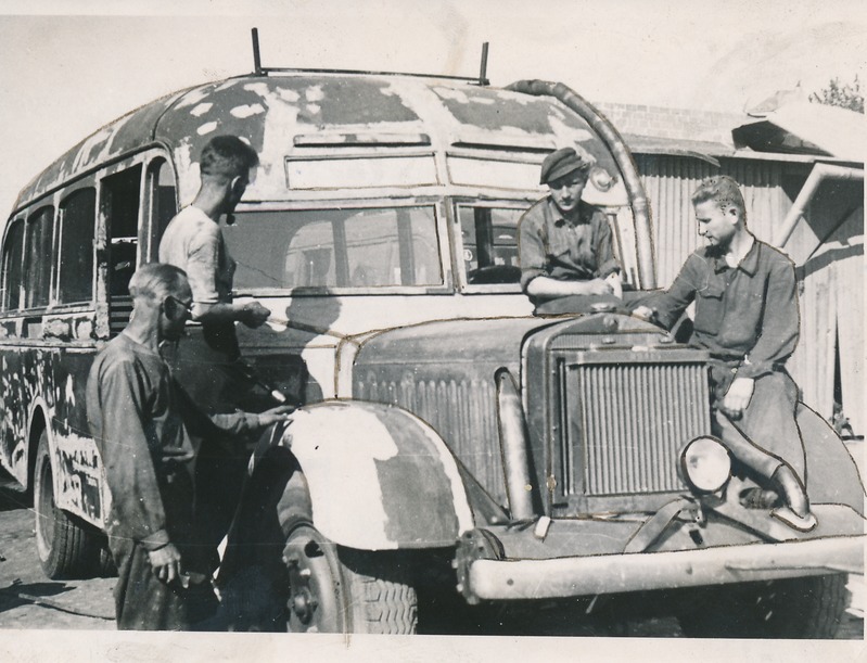 Autobuss ja mehhaanikud.  
Tartu, 1945.
