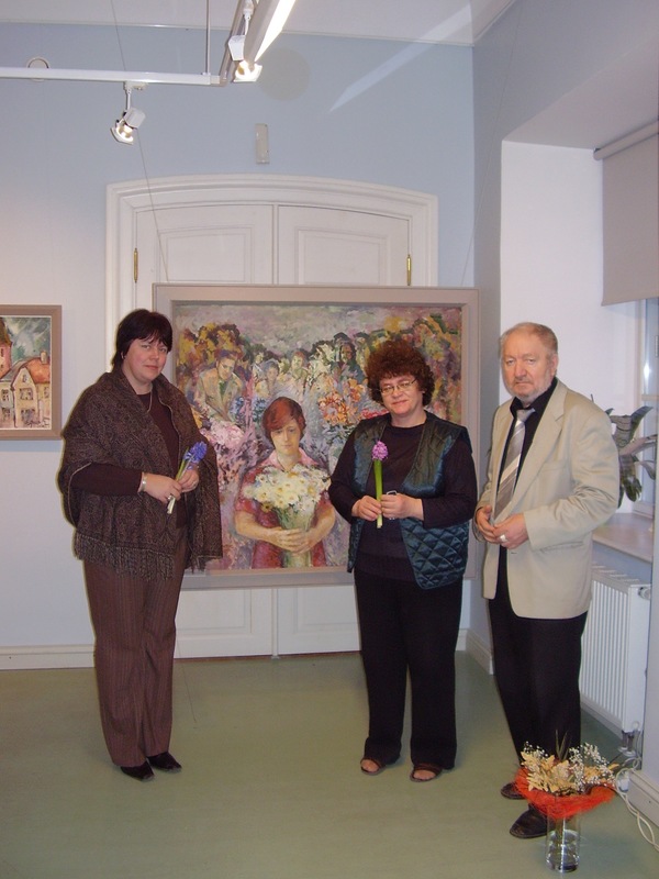 Eevart Arraku maalinäituse avamine. Paremalt Eevart Arrak, Silja Paris, Merike Toomas. Tartu, 2006.