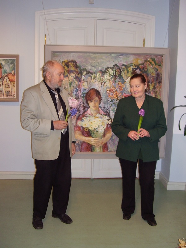 Eevart Arraku maalinäituse avamine. Vasakul kunstnik  Eevart Arrak. Tartu, 2006.