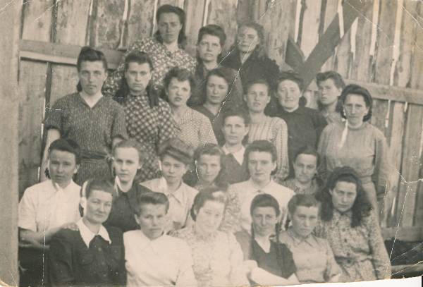 Küüditatud Siberis. Grupipilt: naistelaagri naisbrigaad. Norilsk, 10.07. 1954.
Pärast  17. maid 1953 loodi uus brigaad; teiste seas on ka Linda Saks.

(Foto tagaküljel on tekst: Peale streiki löödi uude brigaadi, siin on enamuses uued ja palju sunnitöölisi.)