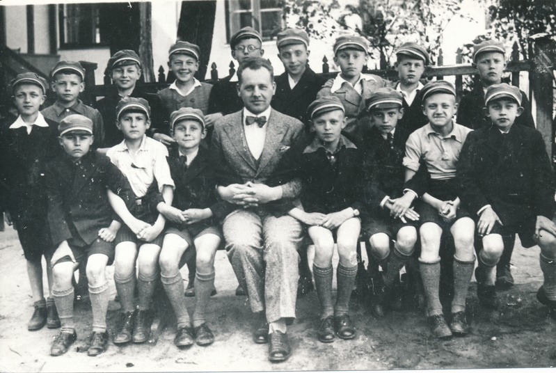 H. Treffneri Gümnaasiumi 3. klassi õpilased 1937. a. kevadel.