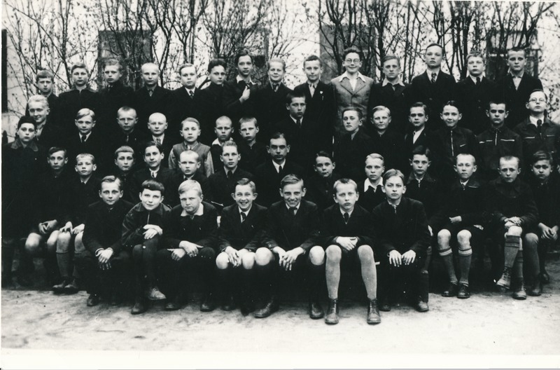 H. Treffneri Gümnaasiumi progümnasiumi 1. klass (5. õppeaasta) 1939. a. kevadel.