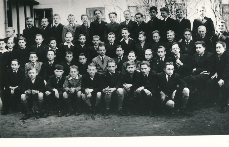 H. Treffneri Gümnaasiumi progümnasiumi 2. klass (6. õppeaasta) 1940. a. kevadel.