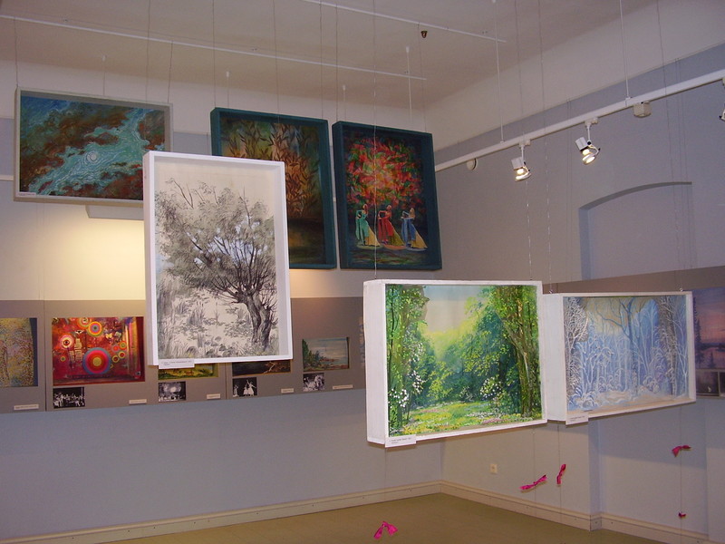Näitus "Horisondid", Vanemuise teatrikunstniku Meeri Säre lavadekoratsioonide näitus. Tartu, 2006.