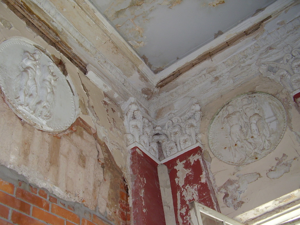 Endise kino Athena hoone (Küütri 1) rekonstrueerimine; seinabareljeefid. Tartu, 2006.