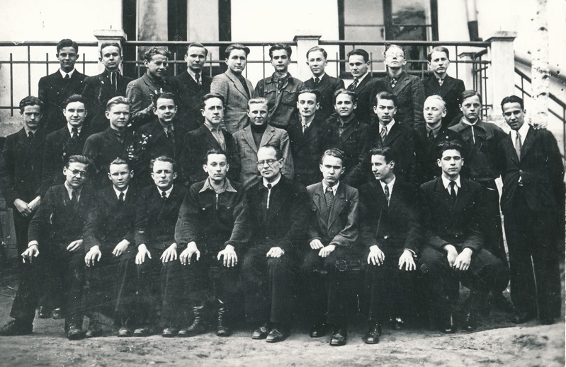 H. Treffneri Gümnaasiumi humanitaarharu 3. klass (9. õppeaasta) 1943. a. kevadel.