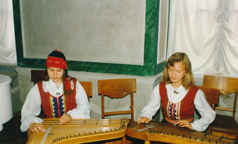 Tartu laululava avamine. Vastuvõtt raekoja saalis laululava avamise puhul, esinevad kandlemängijad. Tartu, 1994.