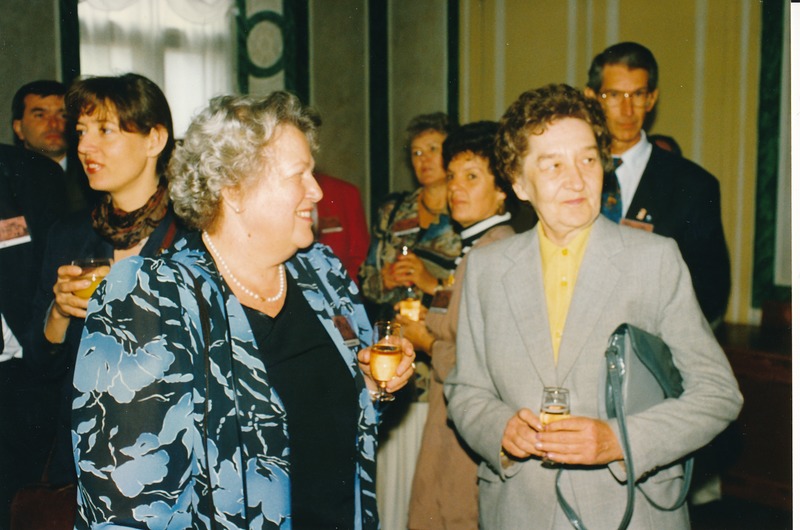 Tartu laululava avamine. Vastuvõtt raekoja saalis laululava avamise puhul.
Esiplaanil Aino-Eevi Lukas (paremal). Tartu, 1994.