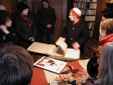 Heimtali koduloomuuseum, Anu Raud (keskel) tutvustab muuseumi. Viljandimaa, 2005. Foto Tiia Reisner.