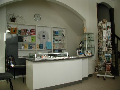 Digifoto. Viljandi muuseum, müügilett, 21.02.2005. Foto Tiia Reisner.