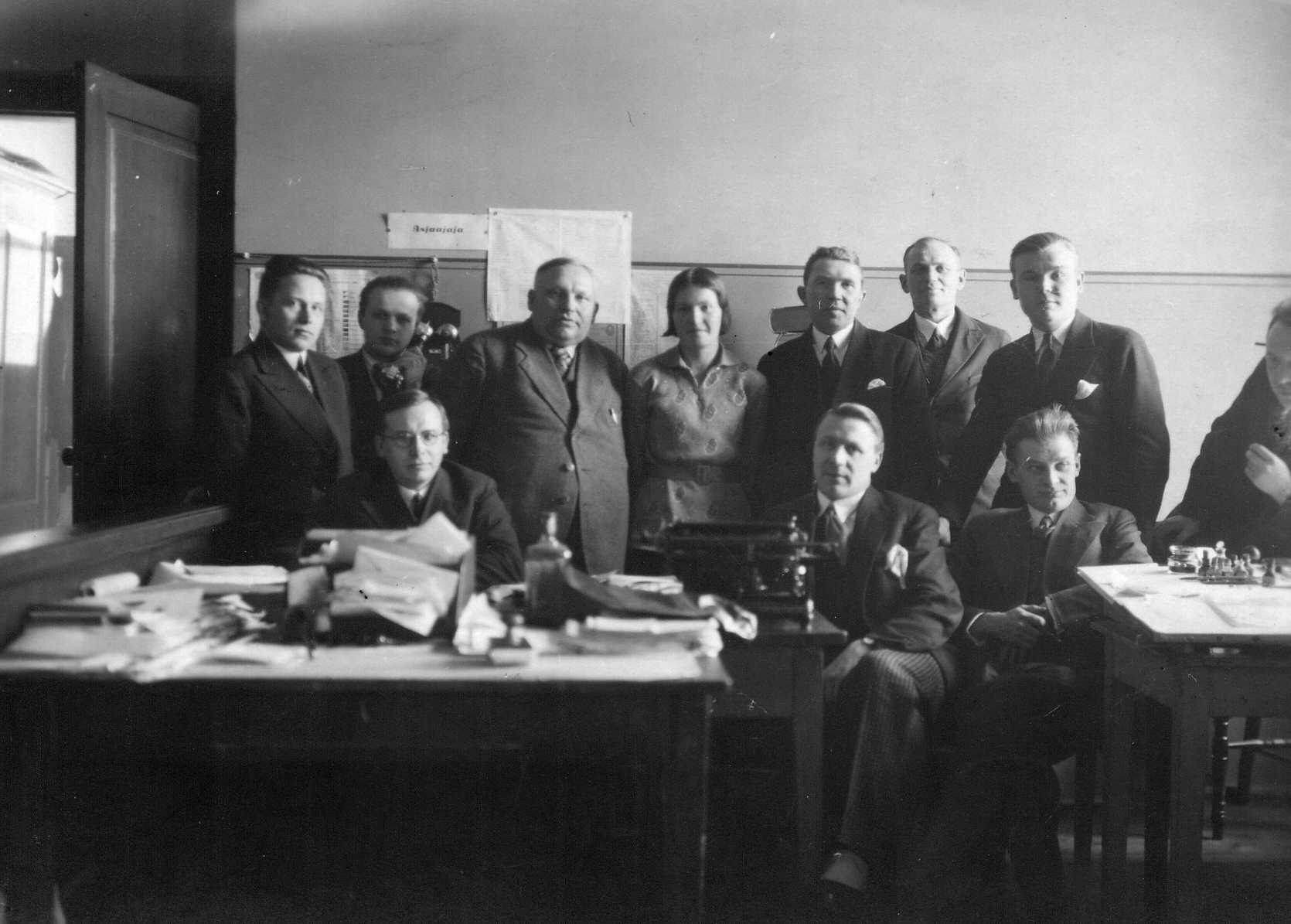 Tartu linnavalitsus aastail 1929-1930. 

Esireas keskel on linnarhitekt Arnold Matteus.
