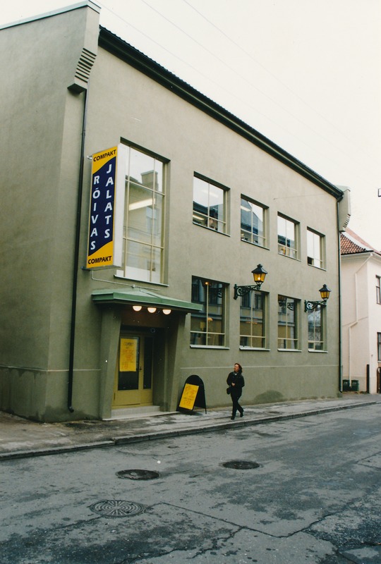 Jalatsite ja rõivaste kauplus Compakt (Küütri 6). Tartu, 1998.