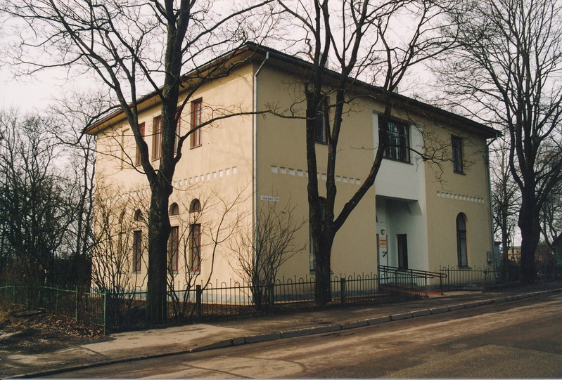 Maja Vaksali 14. Tartu, 2004.