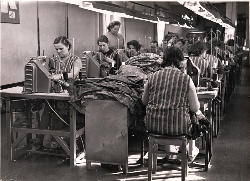 Tartu õmblusvabrik Sangar, päevasärkide viimistlusjaoskond. 1971